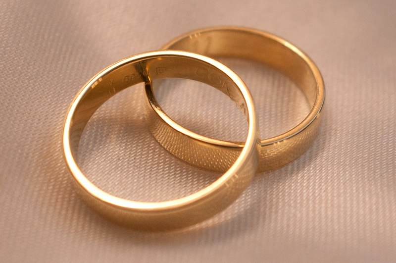Par de anéis em ouro entrelaçados