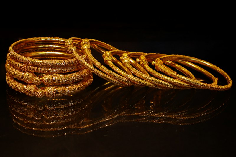 Pulseiras douradas empilhadas